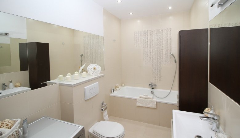 toilet-partition-cleaning
